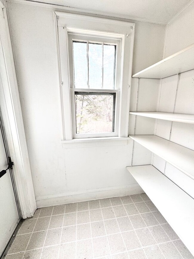 Building Photo - AVAILABLE August 15th - 2 BED, 1 BATH HOME
