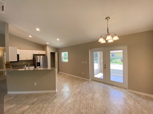 Building Photo - Desirable SW Ocala Neighborhood- 3/2/2 **W...