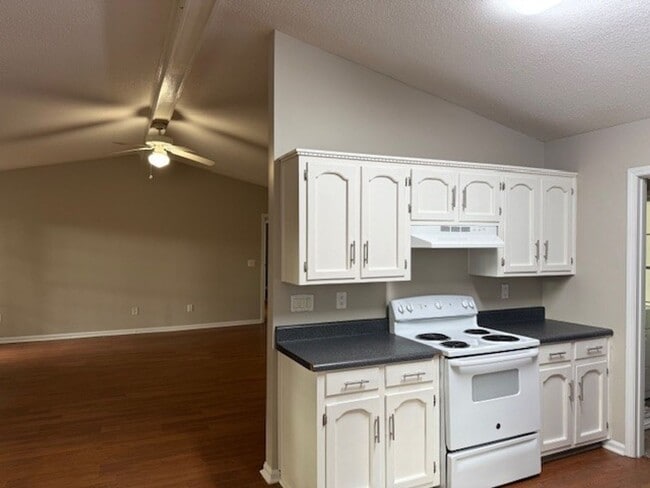 Building Photo - Nice 3 Bed 2 Bath Available Now!