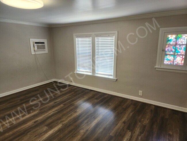 Building Photo - 2 bedroom, 1 bathroom
