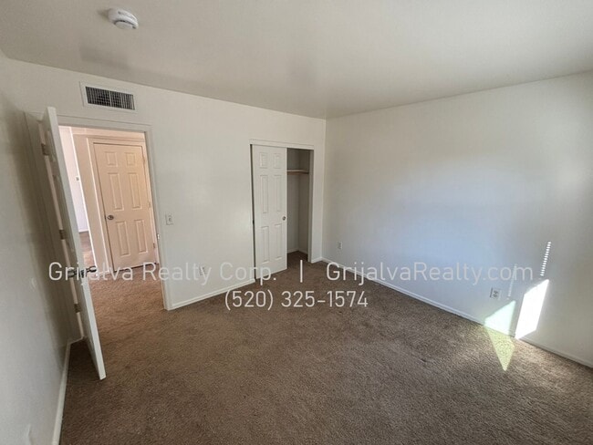 Building Photo - 3641 E Monte Vista Dr