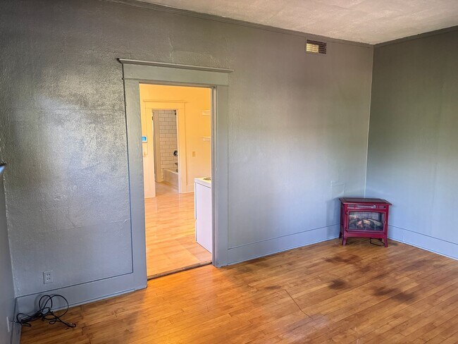 Building Photo - 1262 W 5th Ave