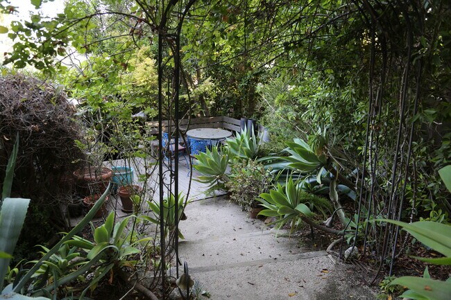 Side deck - 1521 Portia St