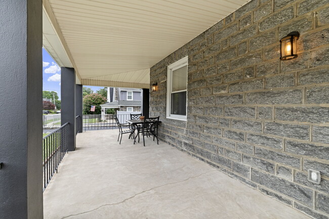 Building Photo - 660 Loraine St