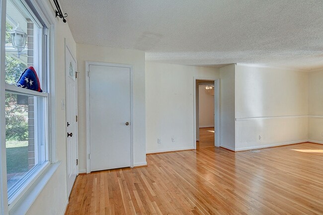 Building Photo - 3 BDRM / 2.5 BATH with FENCED BACKYARD - WINDSOR WOODS!