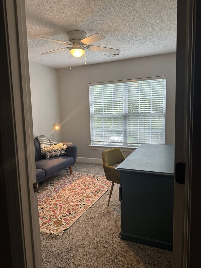 Building Photo - 3 bedroom fully furnished home, Pet Friend...