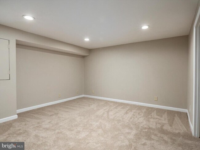 Building Photo - 3308 Wallford Dr