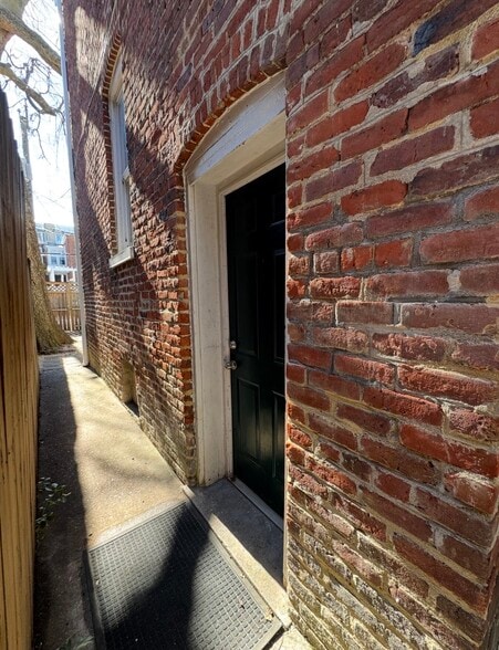 Rear Entry - 1843 W Grace St
