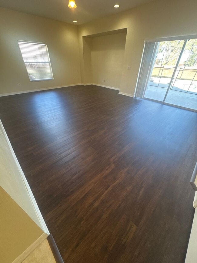 Building Photo - Lovely Large 5/4 Pool Home in West Haven