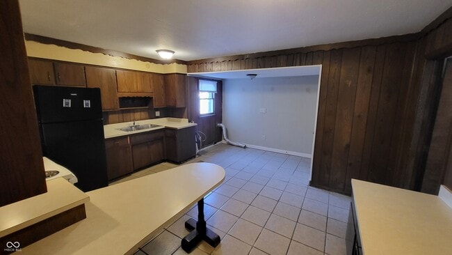 Building Photo - 330 W 6th St