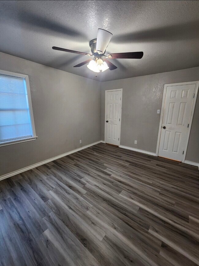 Building Photo - Take a look inside! 4 bed 2 bath with 3 car garage