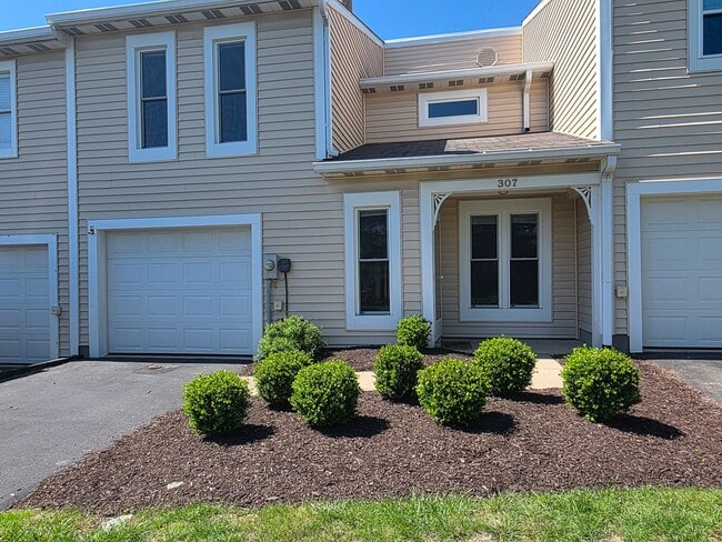 Building Photo - Spacious Town Home in Brighton Heights!