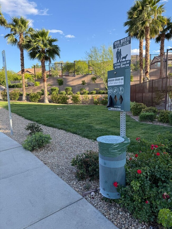 Building Photo - Magnificent Townhome Located In Quail Ridge Community!