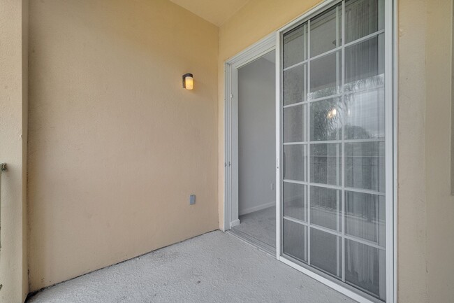 Building Photo - Beautiful 3/2 Condo in Davenport.  Brand n...