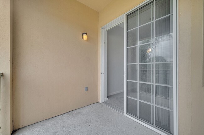 Building Photo - Beautiful 3/2 Condo in Davenport! Water and basic internet included!