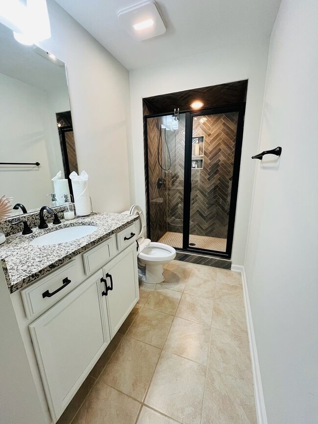 Building Photo - Beautiful 4BR Townhouse in Ballantyne