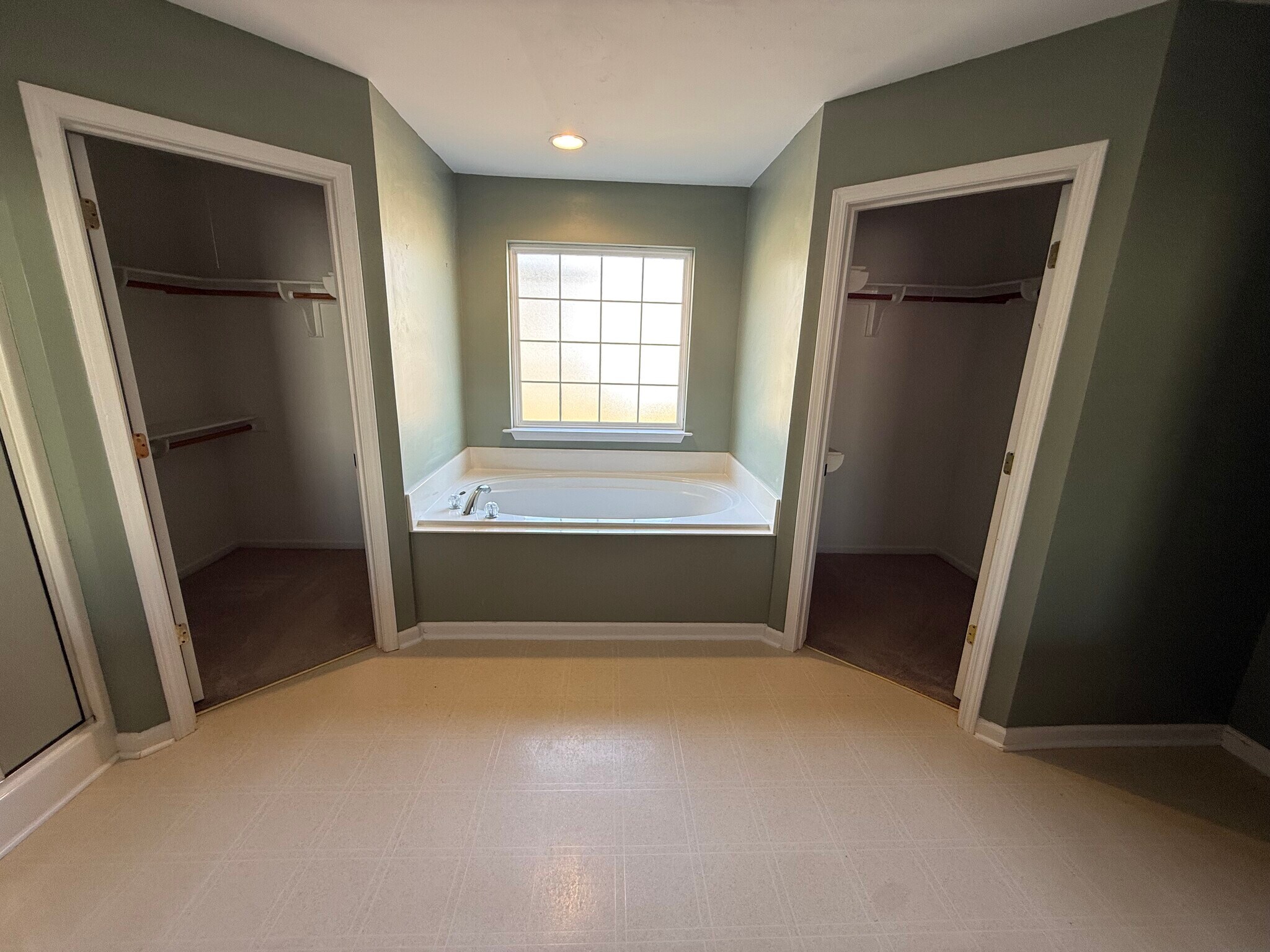 Building Photo - 100 Englewood Ct