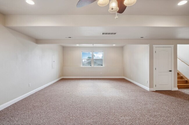 Building Photo - Beautiful Woodridge Home