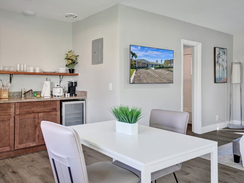 Building Photo - 3208 NE 9th St