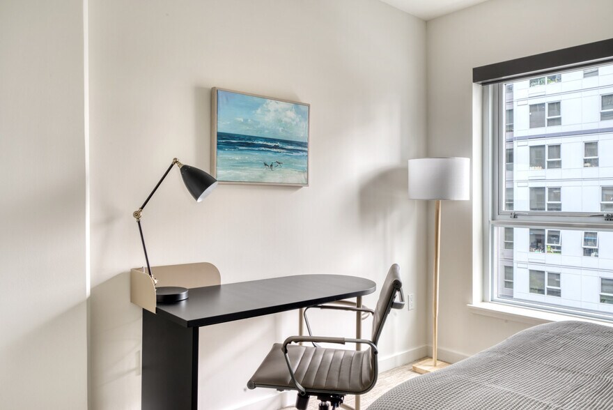 Building Photo - 10349 NE 10th St