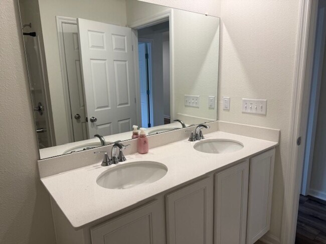 Building Photo - Like New 4/2 Lake Asbury