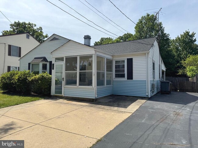 Building Photo - 721 Crabb Ave