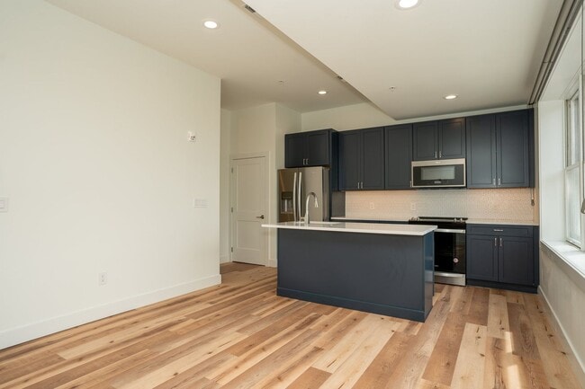 Building Photo - 102 W 6th St