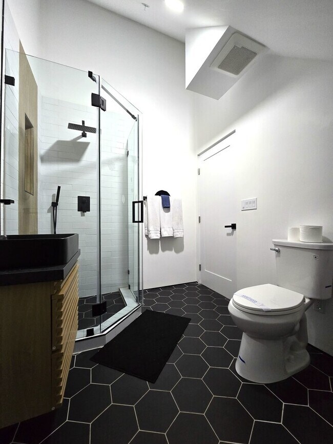 Building Photo - Newer Modern-Style 2 Bed / 2 Bath + Loft