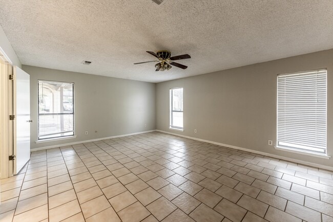 Building Photo - 1914 Rosewood Ln