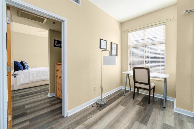 Building Photo - 711 W 26th St