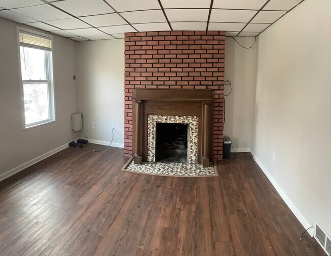 Building Photo - 2022 Plainview Ave