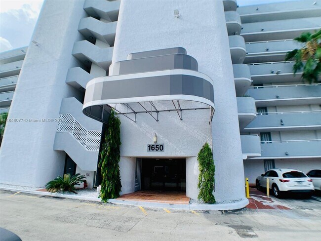 Building Photo - 1650 NE 115th St