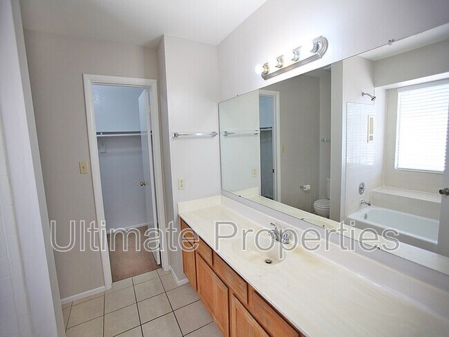 Building Photo - 1803 W Barrow Dr