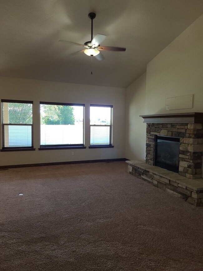 Building Photo - Beautiful Custom 3 bedroom 2 bath Home for...