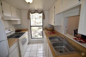 Building Photo - Penthouse 1 Bedroom with Loft!