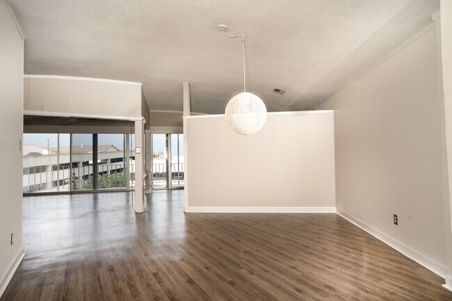 Building Photo - 823 S Water St
