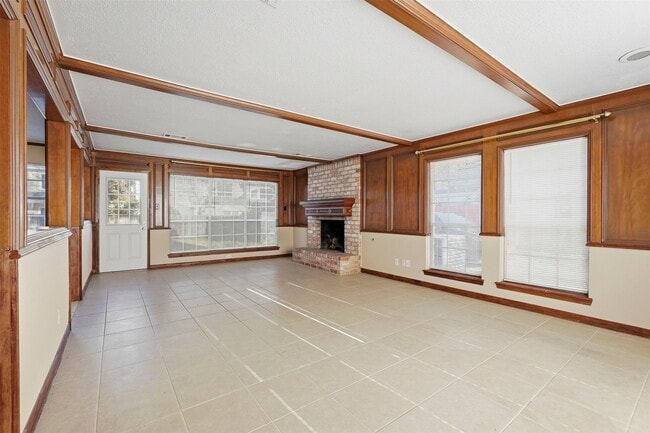 Building Photo - 16014 Southampton Dr