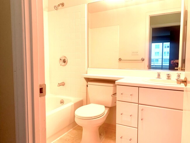 Building Photo - Quiet one Bedroom condo in Doorman Buildin...