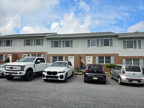 Building Photo - 2-Bedroom Townhouse w Fenced Patio, Off-Street Parking, Dishwasher, and Easy Commute
