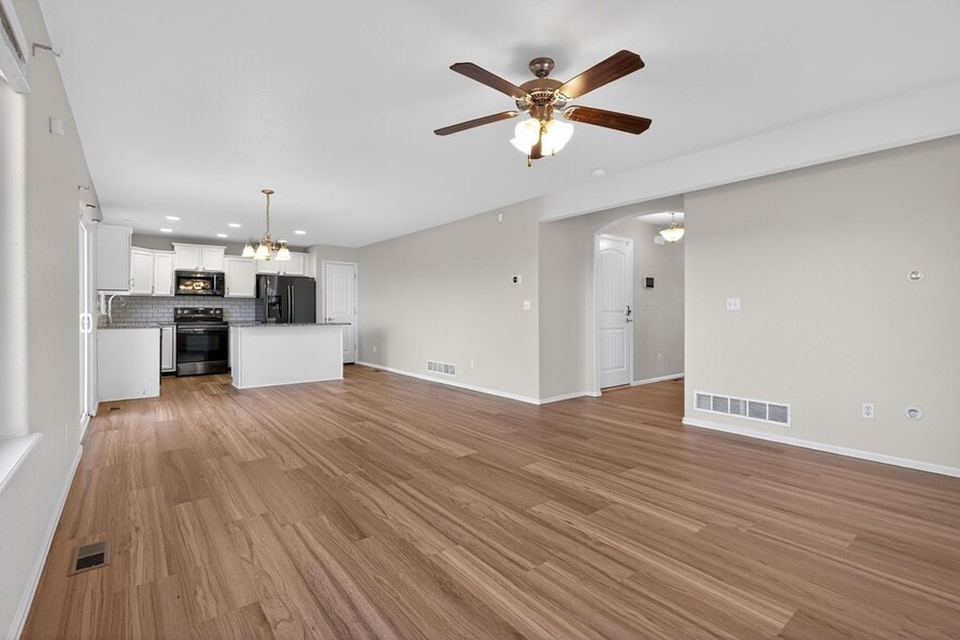 Building Photo - 10202 Silver Stirrup Dr