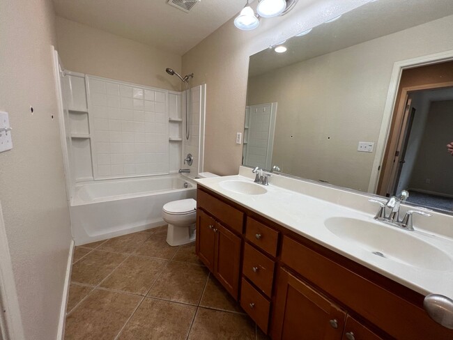 Building Photo - North Merced: $2199 possible 4 bed (4th ro...