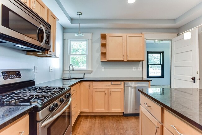 Building Photo - Renovated 3 Bedroom 2 bathroom house. Superb Master suite.