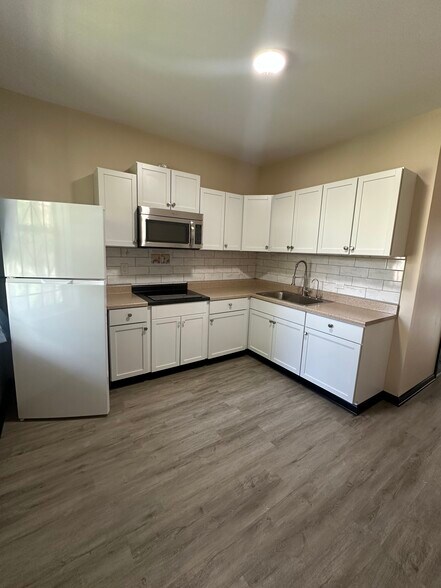 Kitchen - 1556 S Spaulding Ave