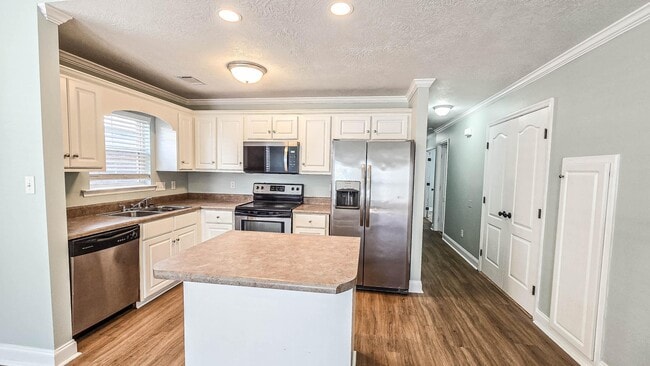 Building Photo - 831 Landing Dr