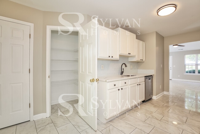 Building Photo - Discover Spacious Comfort & Fun