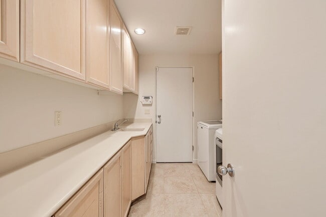 Building Photo - 133 Rainbird Cir
