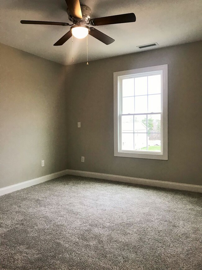 Building Photo - 3 Bedroom Townhome in Hickory