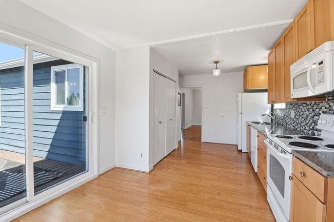 Building Photo - 2bd/1ba Kirkland Home