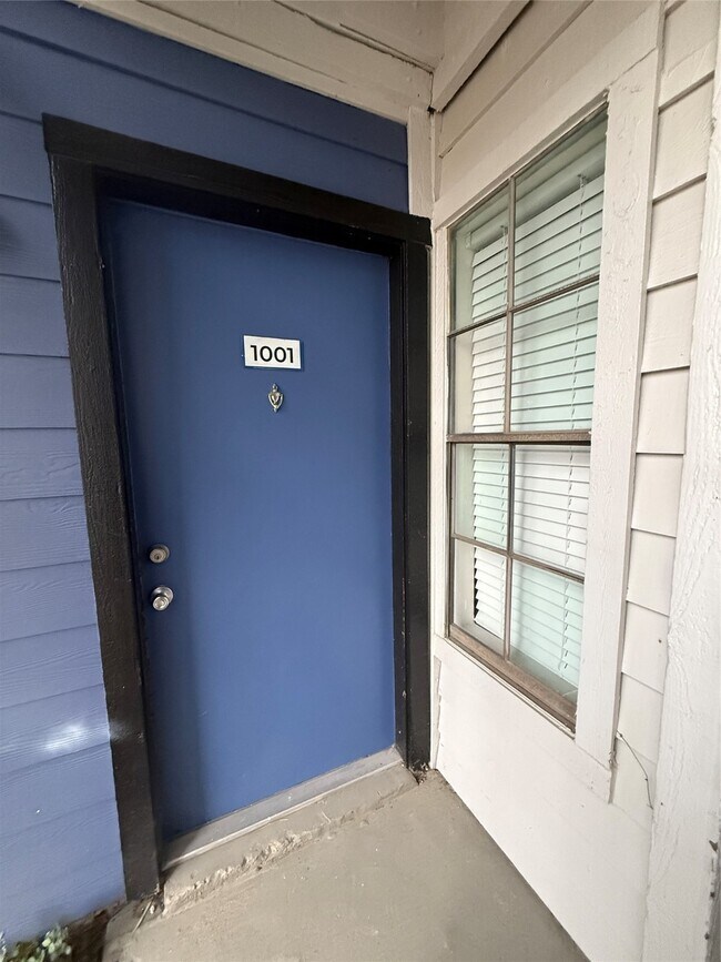 Building Photo - 2701 W Bellfort Ave