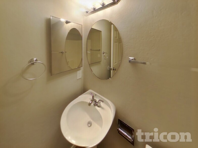 Building Photo - 8566 W Denton Ln